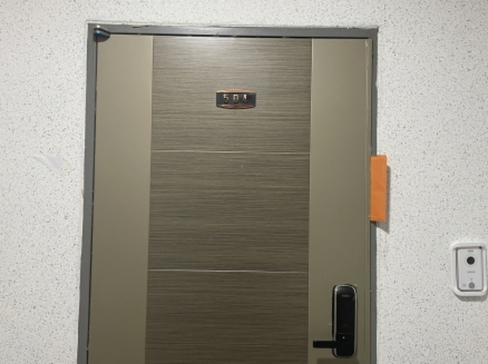 504호 출입문