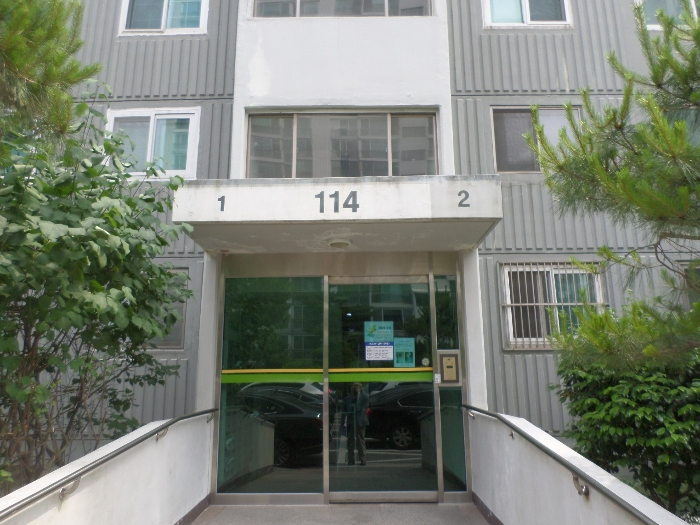 114동 1층 출입문