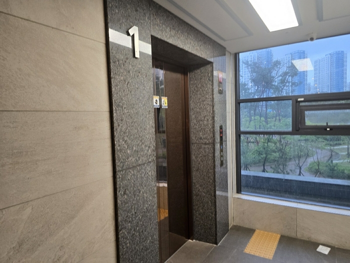 1층 엘리베이터 입구