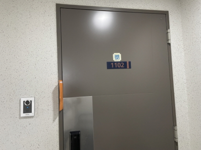 1102호 출입문