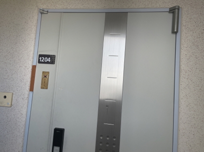 1204호 출입문