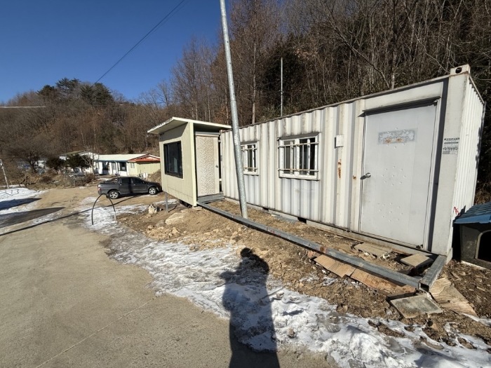 본건 경계지상 제시외건물 및 이동식컨테이너