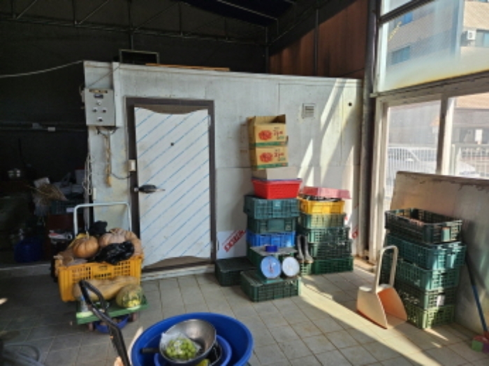 1번물건 지상에 제시외로 냉장냉동시설 1동 소재함.