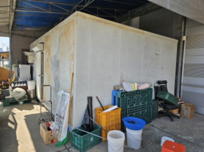 1번물건 지상에 제시외로 냉장냉동시설 1동 소재함.