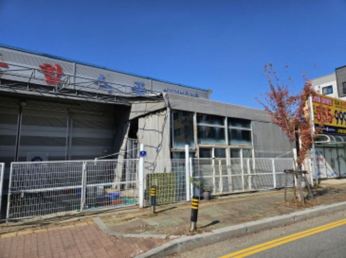 1번물건 지상에 제시외로 철기둥 천막지붕 1동 소재함.