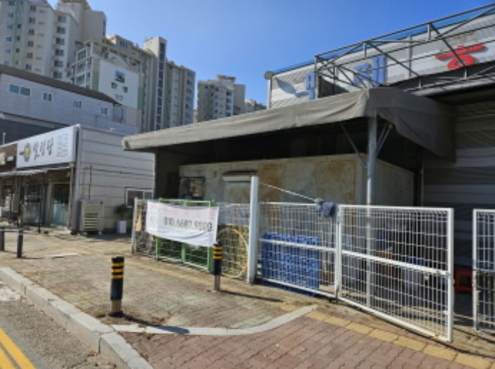 1번물건 지상에 제시외로 철기둥 천막지붕 1동 소재함.