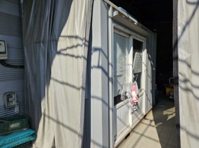 1번물건 지상에 제시외로 컨테이너박스 1동 소재함.