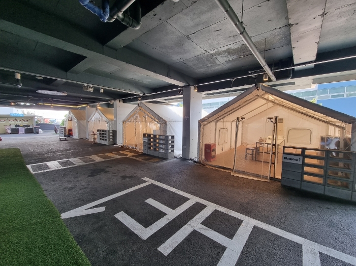 1층 내 천막 전경