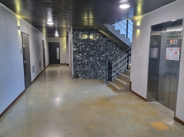 본건 복도 전경