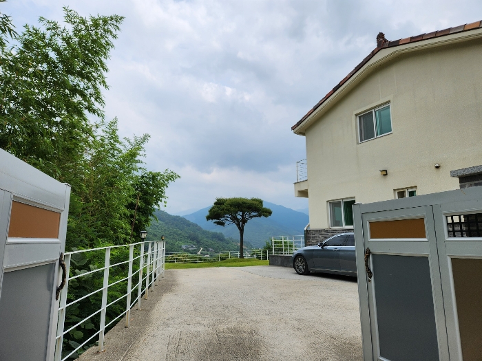 출입 대문쪽에서
남측을 향하여 바라보이는 조망 및 부근의 상황 등