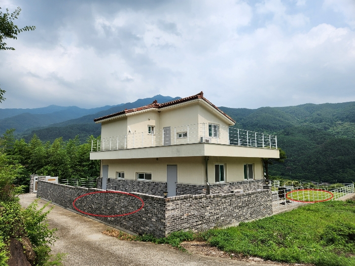 경량철골조 휀스 및 벽돌조 담장 등
토지에 포함 평가하였음