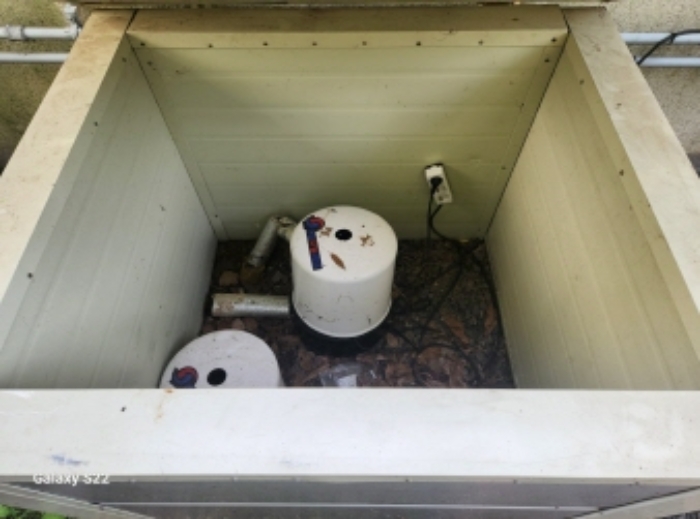 본건 1 지상에 소재한 관정(내부, 단독주택 뒤쪽에 위치)