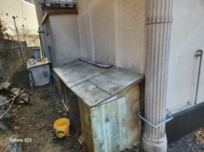 본건 2 단독주택(뒤쪽)에 소재한 제시외 창고