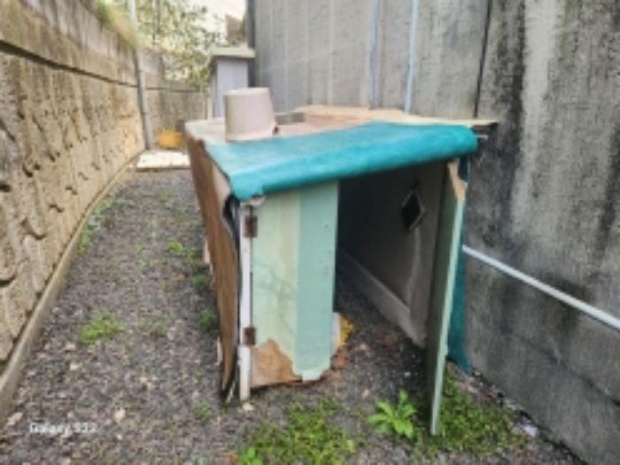 본건 2 단독주택(뒤쪽)에 소재한 제시외 창고