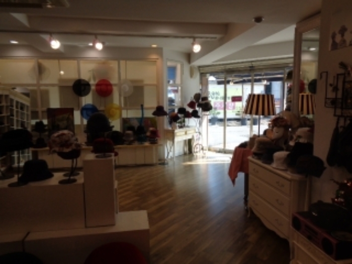 목록3의 1층 루이엘모자샵 전경