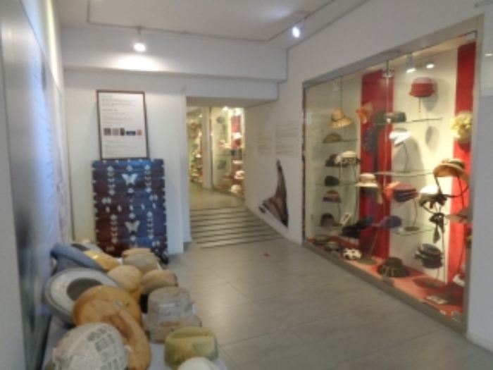 목록2,3,4의 2층 모자 박물관 전경