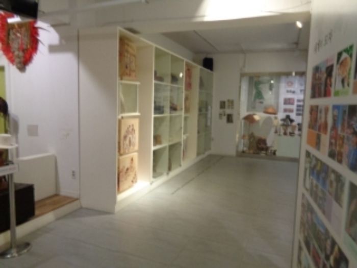 목록2,3,4의 2층 모자 박물관 전경