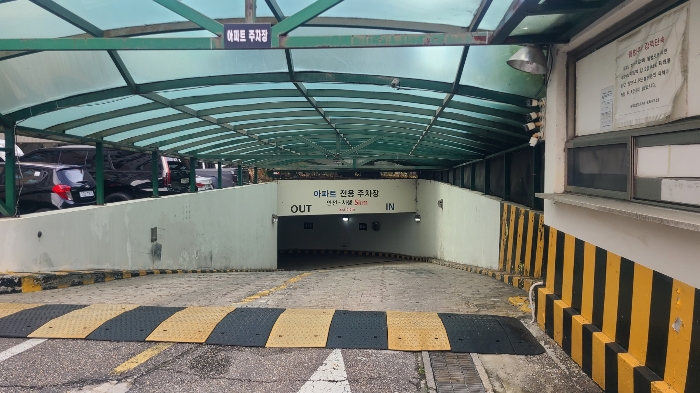 지하주차장 출입구