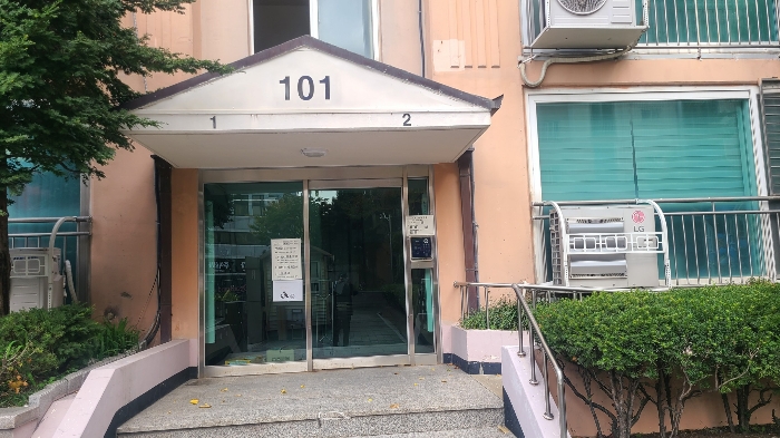 본건 101동 204호 들어가는 입구