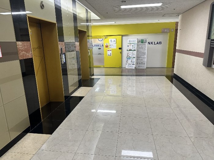 본건 출입문 전경