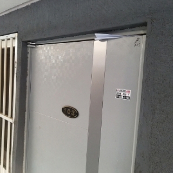 세대 출입문(103호)