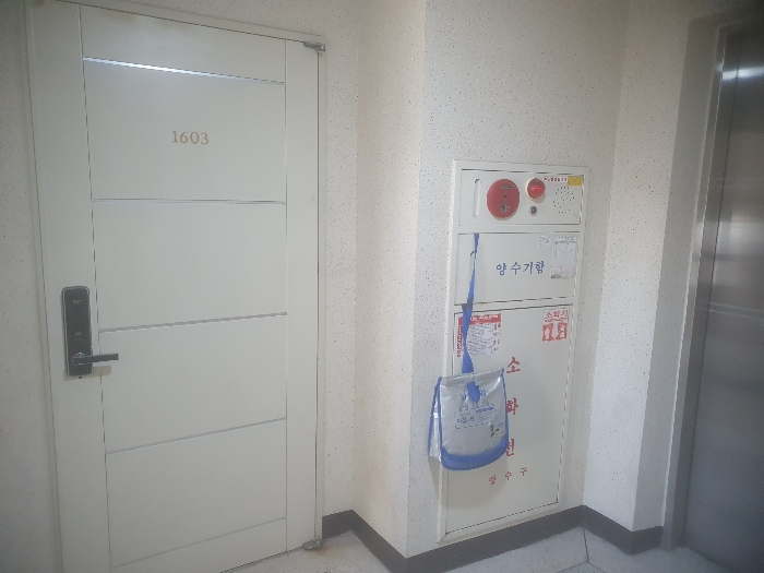 본건 1603호 입구 및 외현관