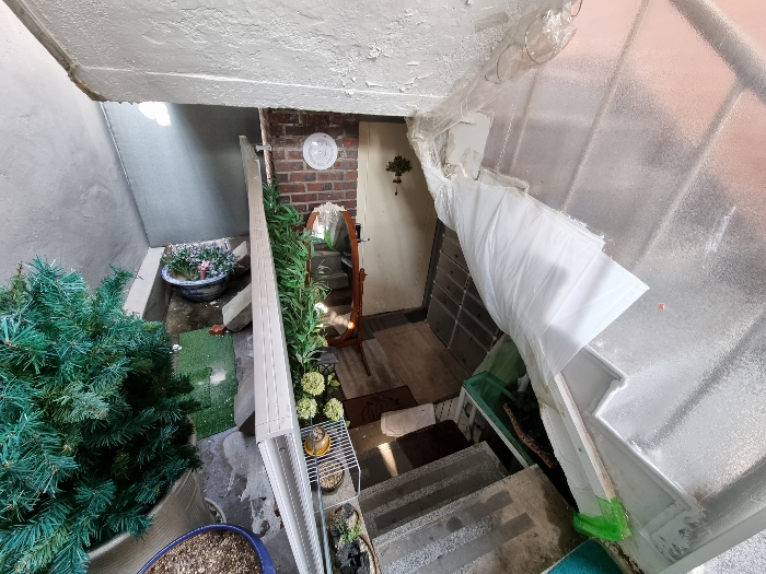 본건 지층 출입구 전경