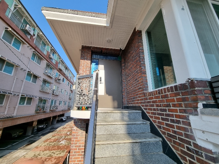 본건 2층 출입구 전경