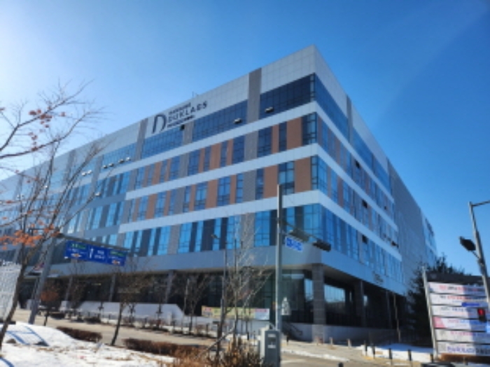 본건 제시물건이 소재한 지식산업센터 건물 측면 전경