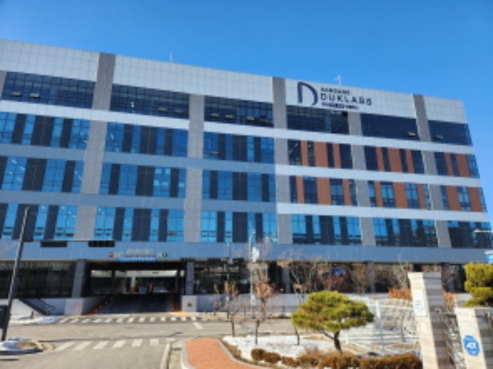 본건 제시물건이 소재한 지식산업센터 건물 전면 전경