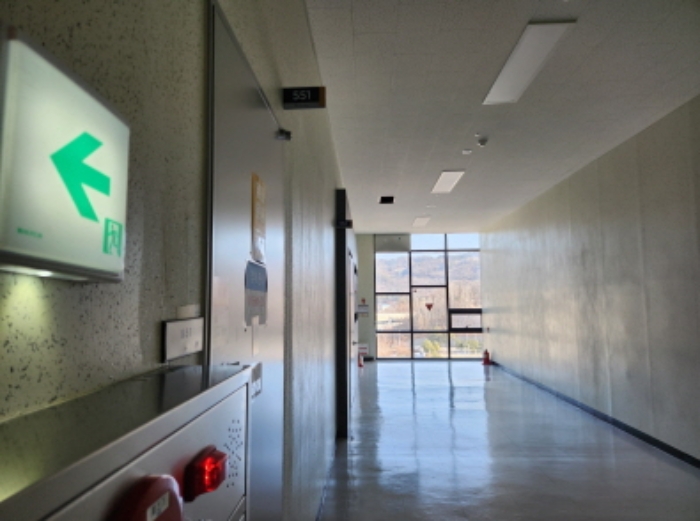 본건 제시물건이 소재한 5층 복도 전경 