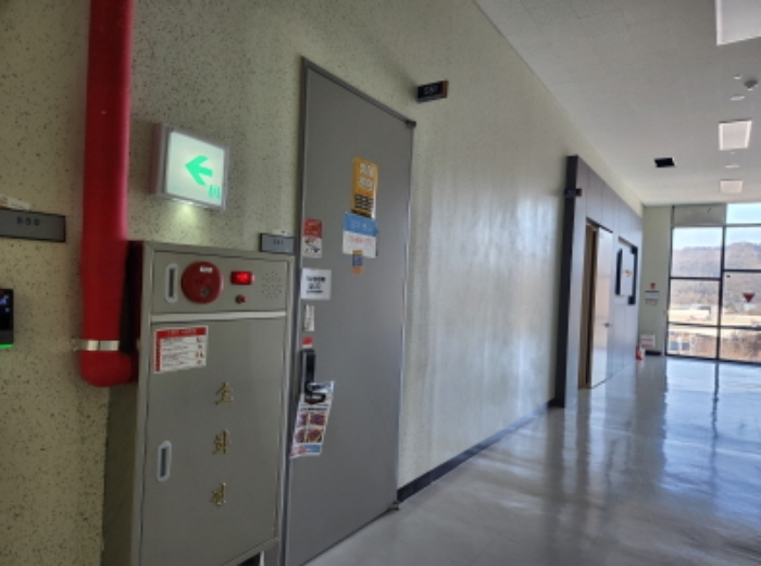 본건 제시물건 출입문 측면 전경 