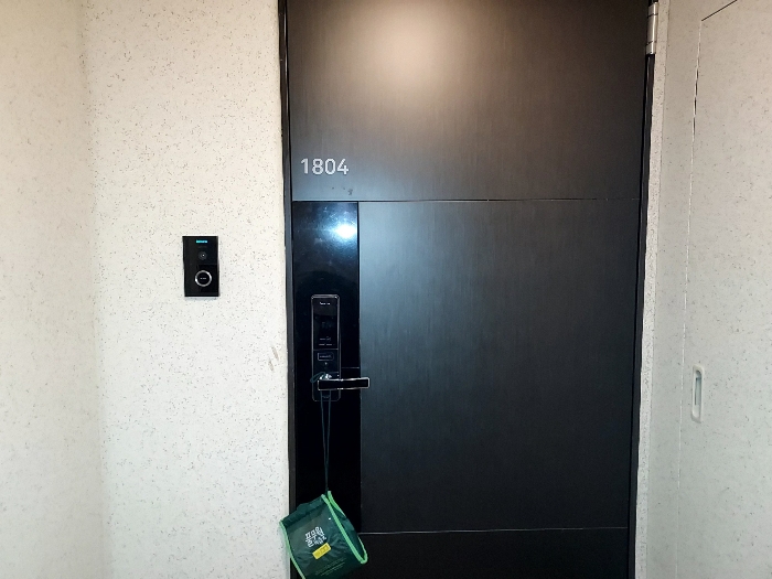본건 1804호 현관문