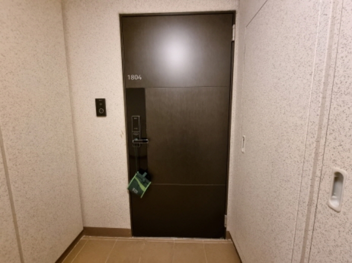 1804호 출입문