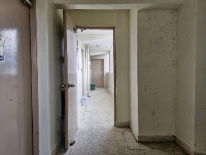 12층 엘리베이터 앞 및 복도 (복도 끝이 1208호 출입문)