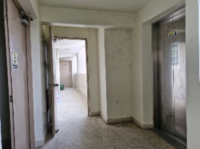 12층 엘리베이터 앞 및 복도 (복도 끝이 1208호 출입문)