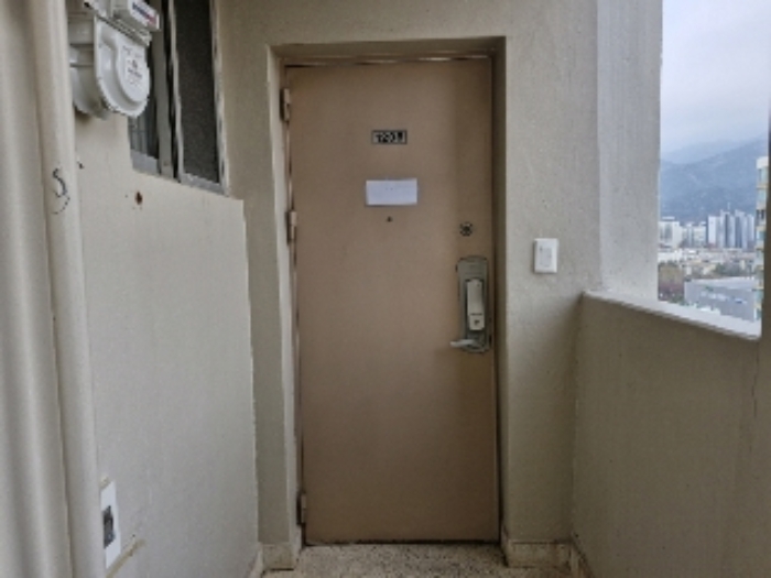 1208호 출입문 (안내문 부착)