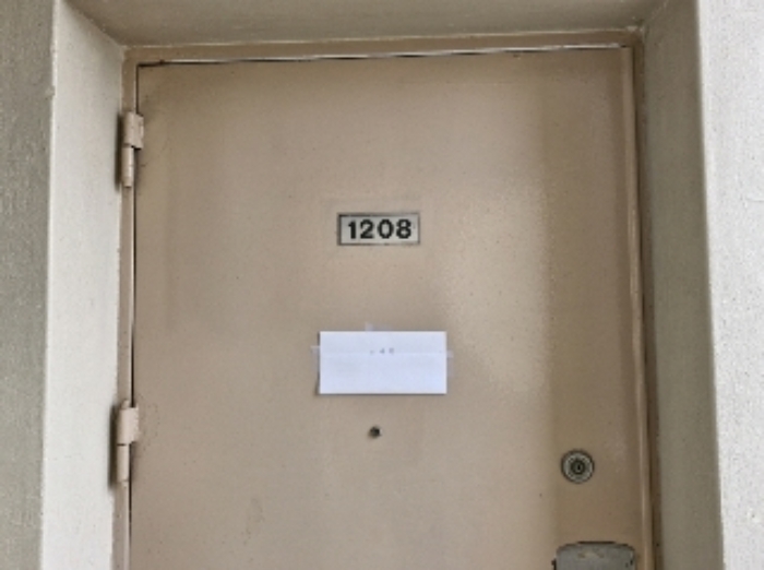 1208호 출입문 (안내문 부착)