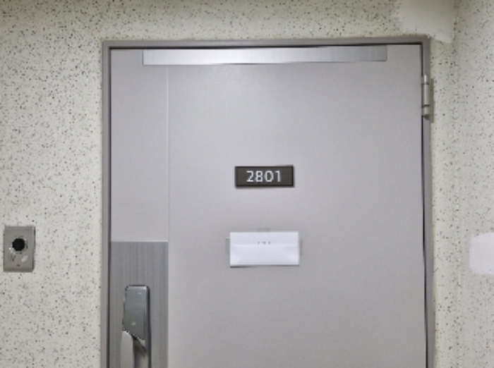 2801호 출입문(안내문 부착)