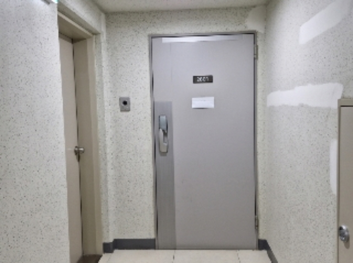 2801호 출입문(안내문 부착)