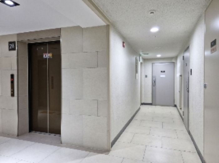 28층 엘리베이터(왼쪽) 및 2801호 출입문(오른쪽)