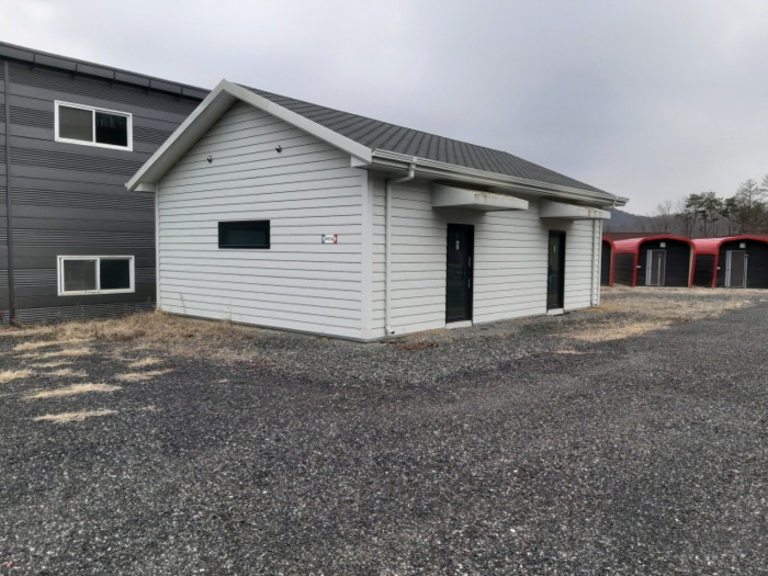 본건 전경(기호2 부속건물_화장실)