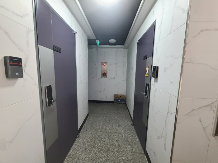 본건 건물 2층 복도 전경