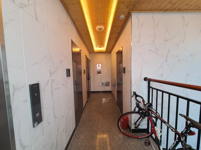 본건 건물 4층 복도 전경