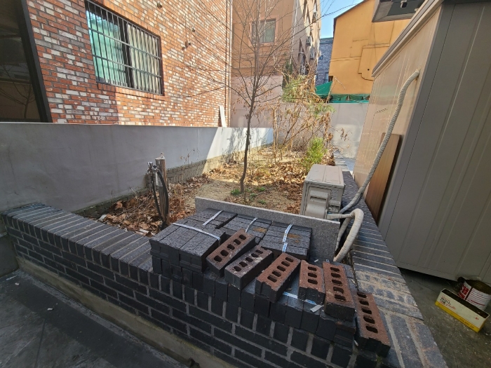 본건 조경수 전경