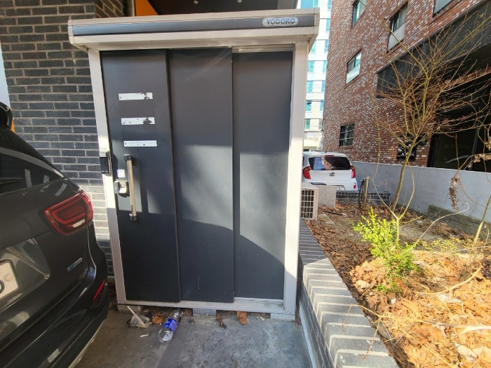 본건 건물 후면 이동식 창고 전경