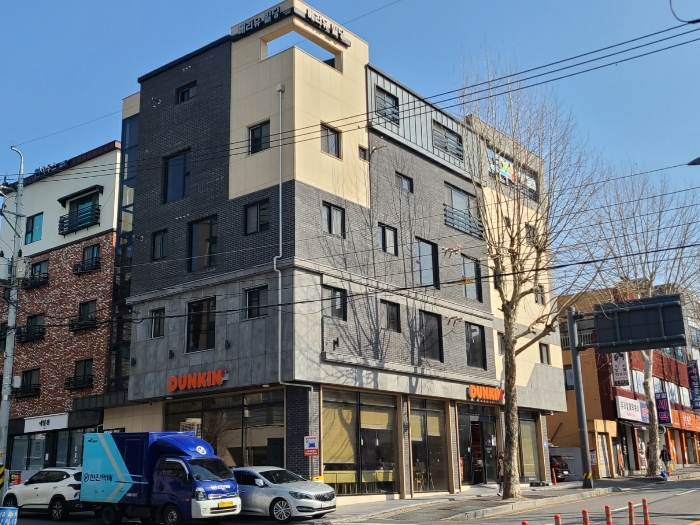 본건 전.측면 전경