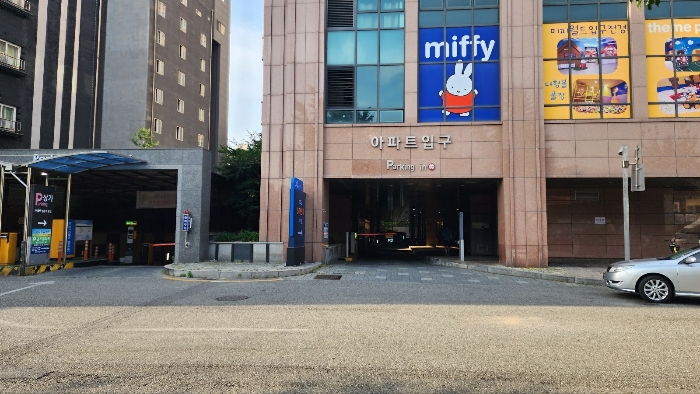 1층 지하주차장 출입구