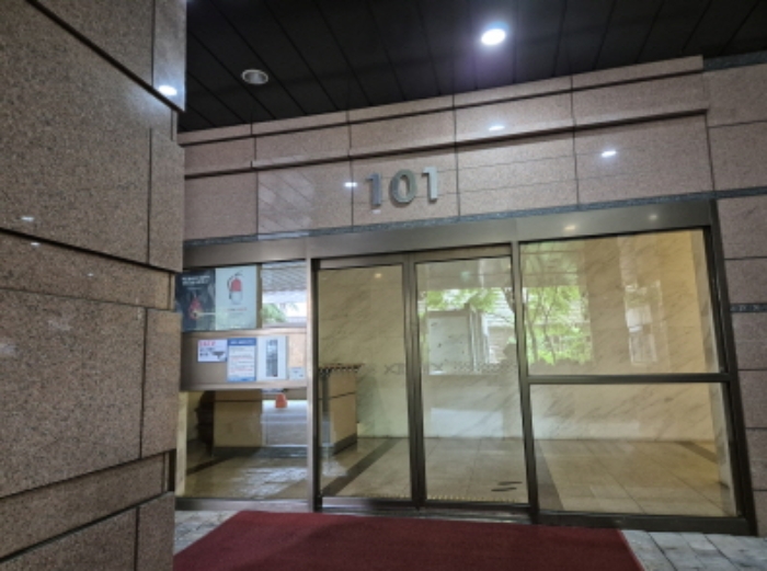 건물 출입구 부분