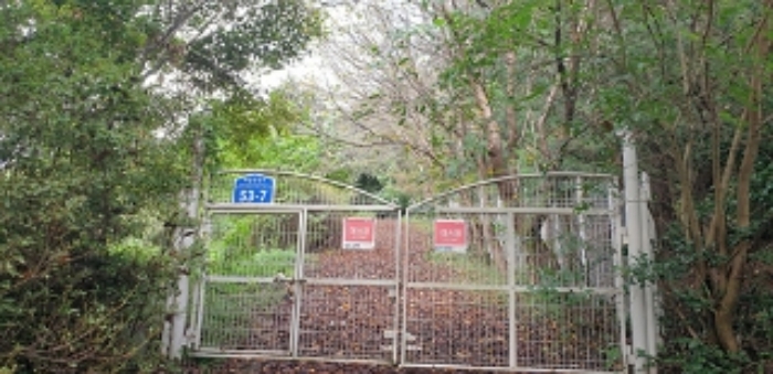 2번 부동산 지상 출입문 모습